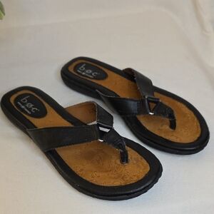 b.o.c. Women's Black and Tan Sandals